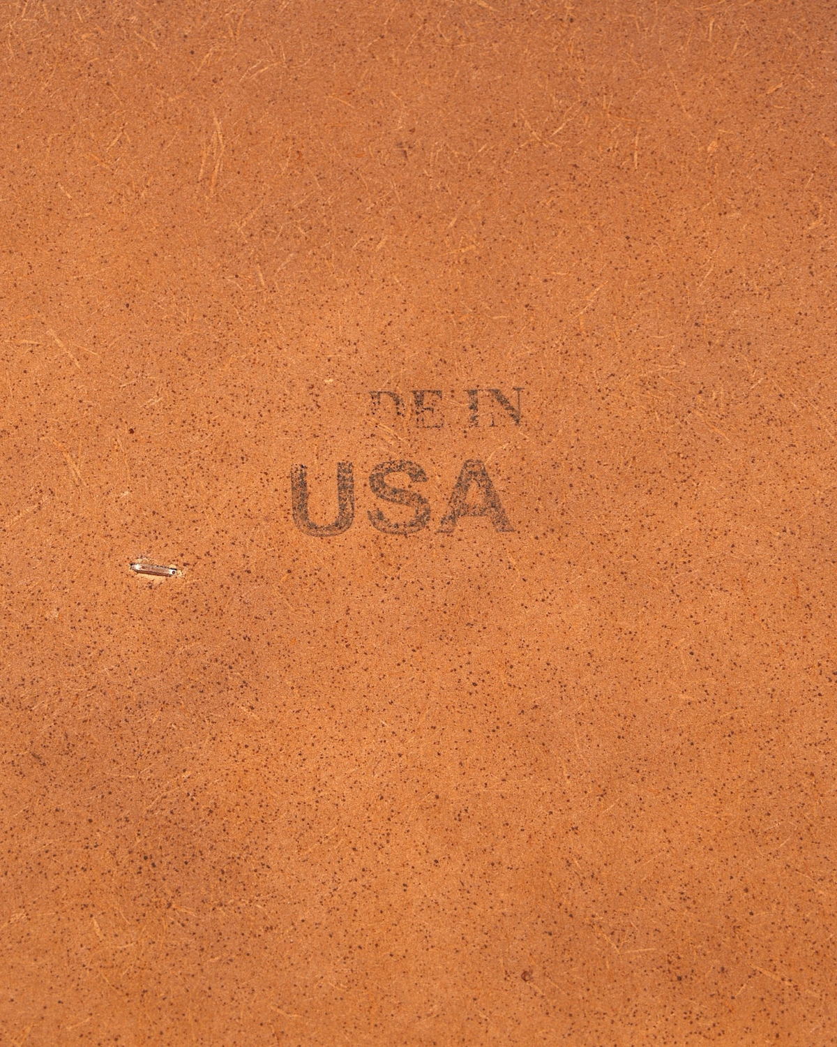 Hauptstadt Möblerei H820 Finish Oberfläche mit eingeprägtem Made in USA Stempel auf braunem Holzwerkstoff