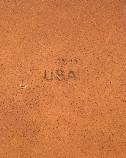 Hauptstadt Möblerei H820 Finish Oberfläche mit eingeprägtem Made in USA Stempel auf braunem Holzwerkstoff