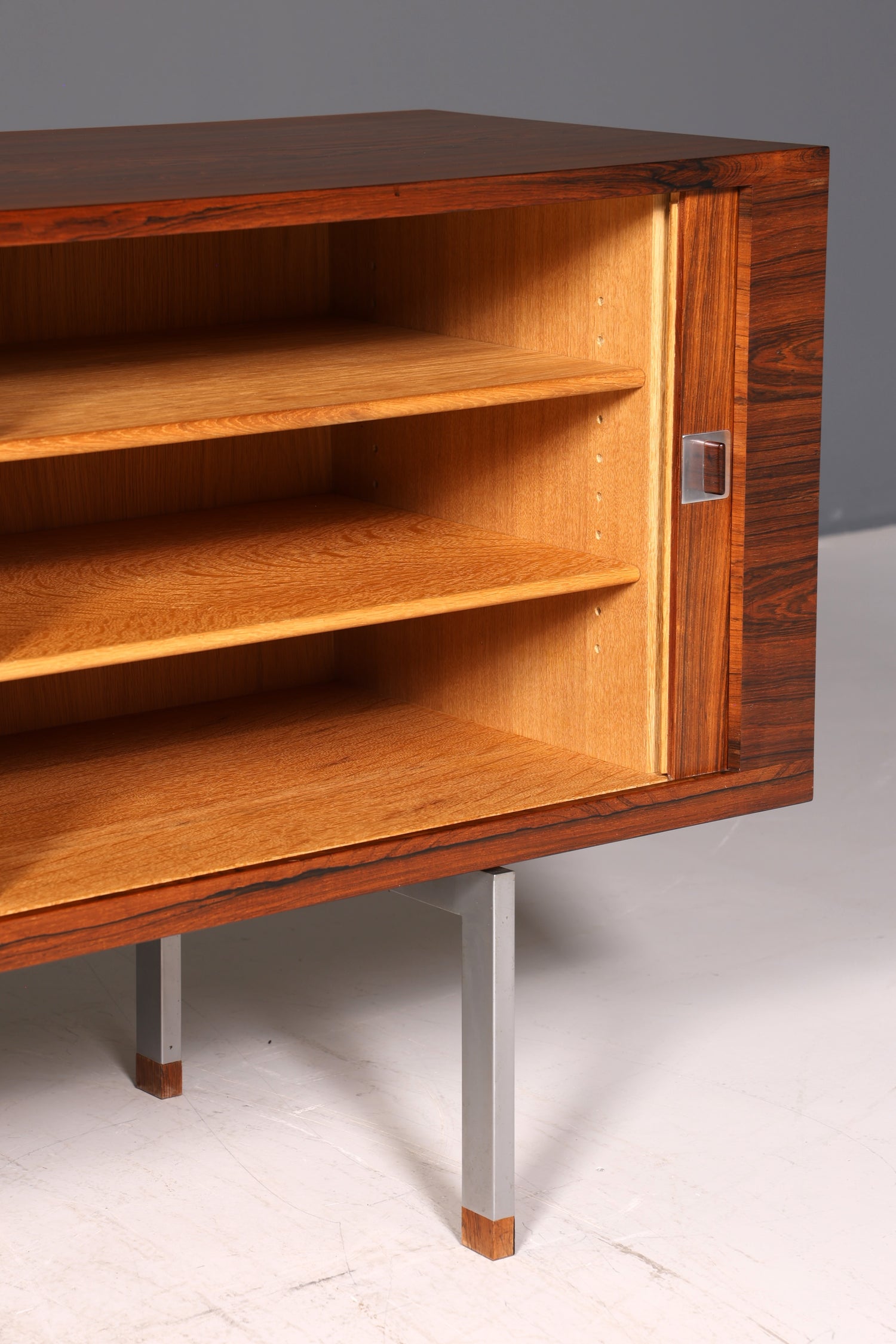 Beeindruckendes Original Hans J. Wegner für RY Møbler Modell RY 25 Sideboard Palisander Holz TV Kommode Vintage Schiebetür Schrank 2 von 2
