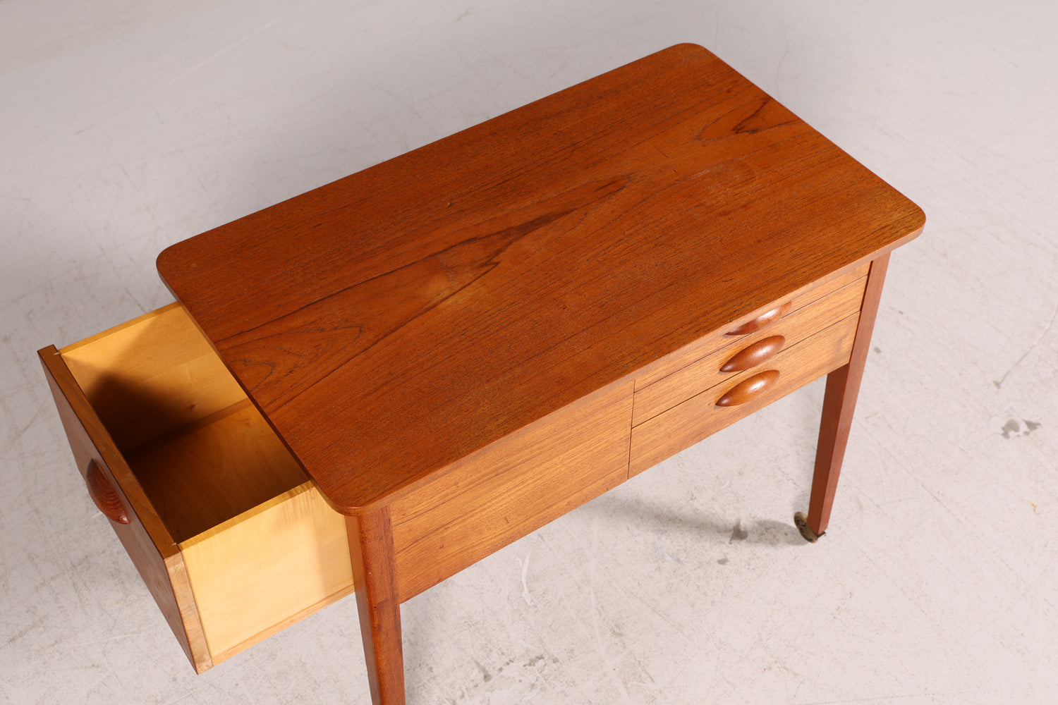 Wunderschöner Mid Century Beistelltisch Nähkasten Nähtisch Retro 60er Rolltisch Vintage Holz Skandinavisch