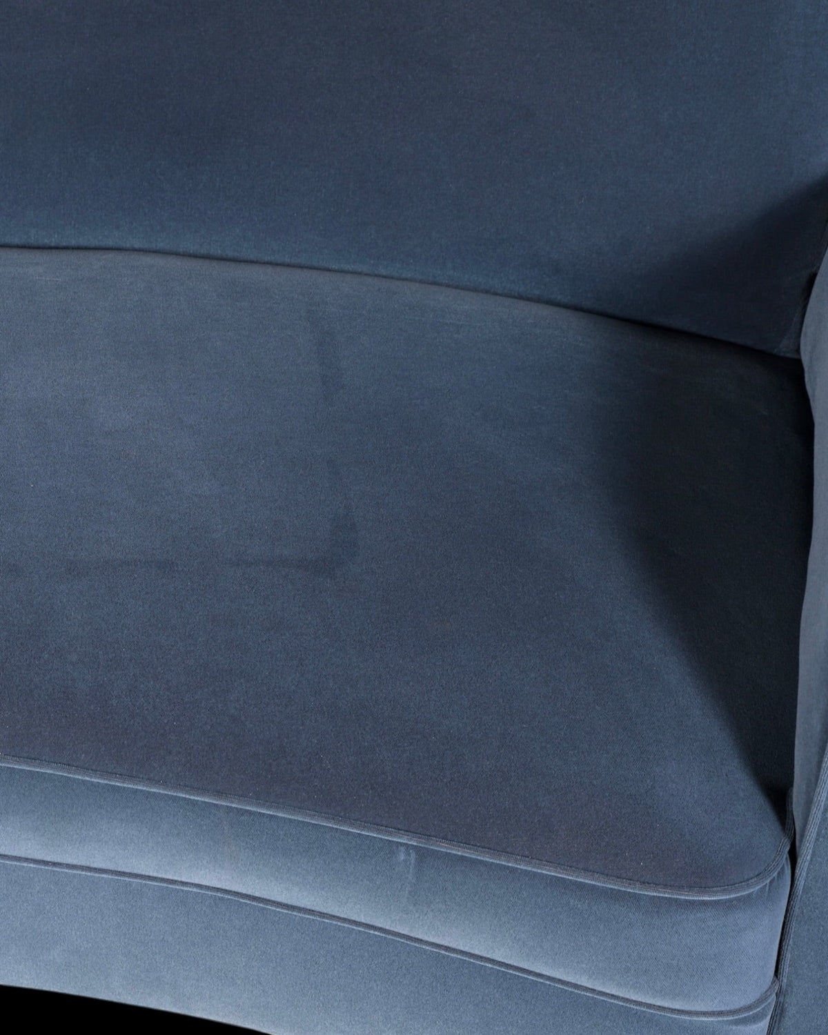 Hauptstadt Möblerei H872 Sofa in dunkelblauem Samt mit weicher Textur und eleganter Kantenverarbeitung