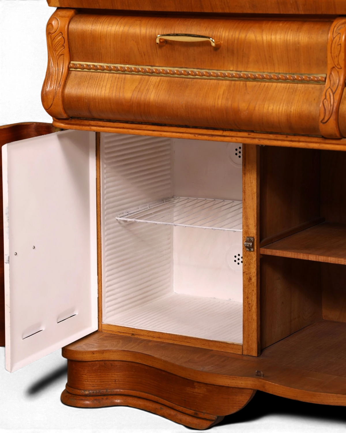 Hauptstadt Möblerei H880 Minibar aus Holz mit integriertem Kühlschrank und goldfarbenem Griff