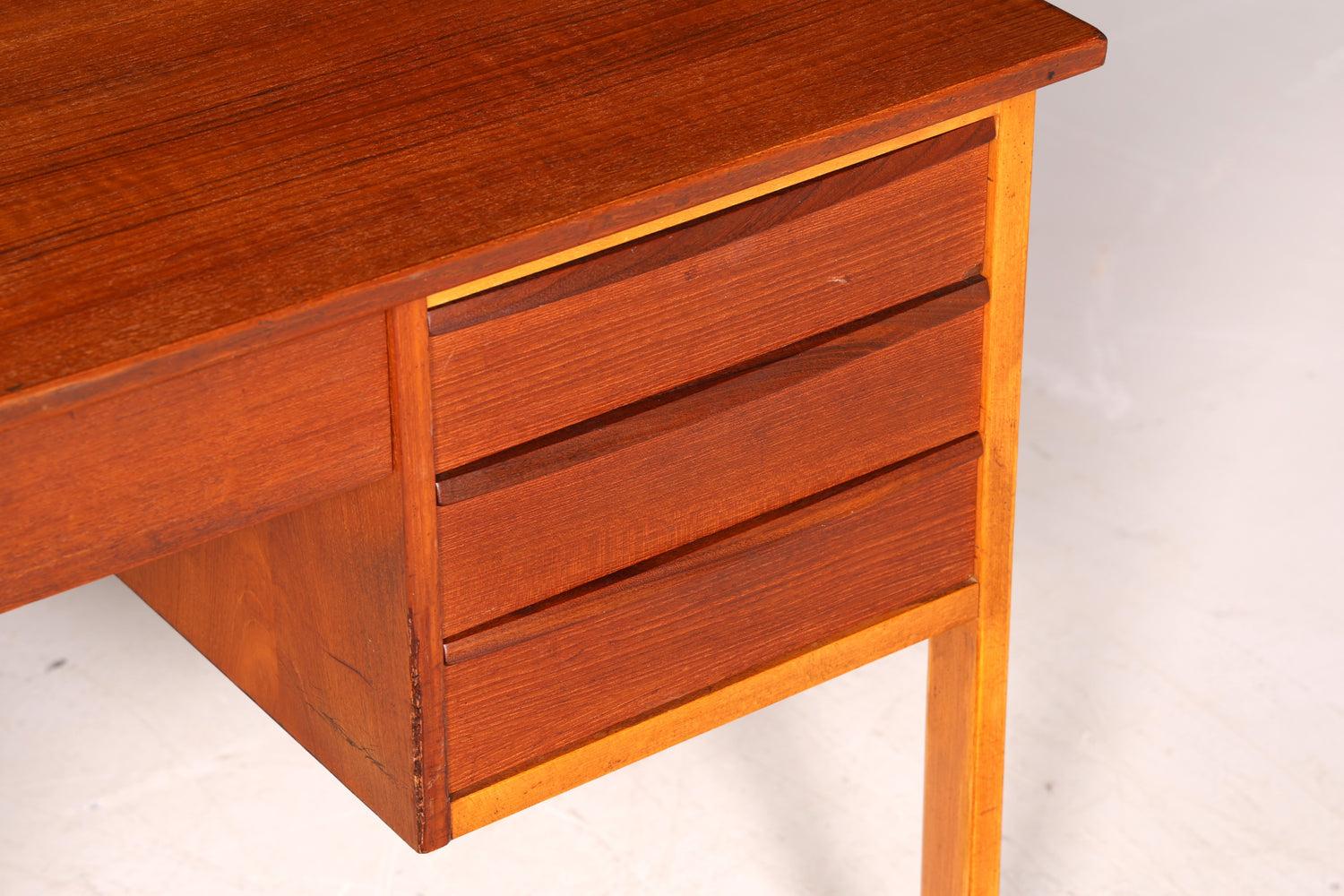 G227 Finish Wunderschöner Mid Century Schreibtisch Danish Design Teak Holz Bürotisch Vintage Office Table (Kopie)