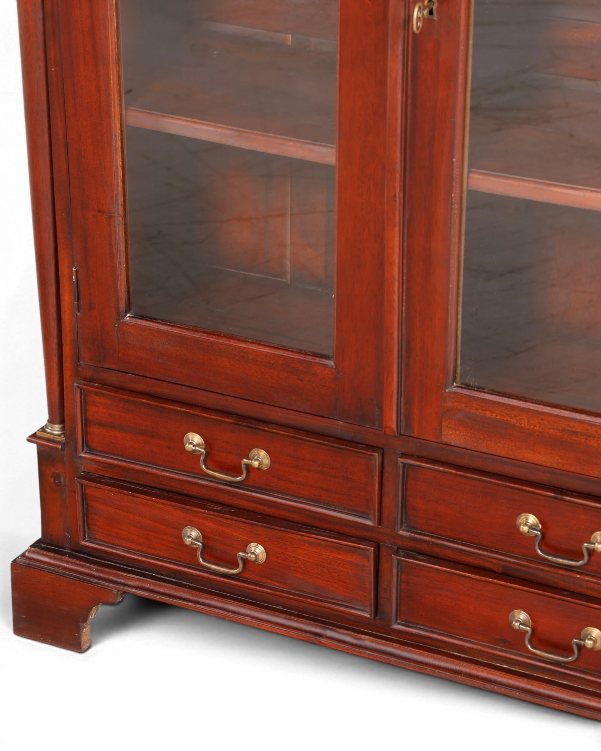 Hauptstadt Möblerei Vitrinenschrank aus dunklem Holz mit Glasfront und Messinggriffen im klassischen Stil