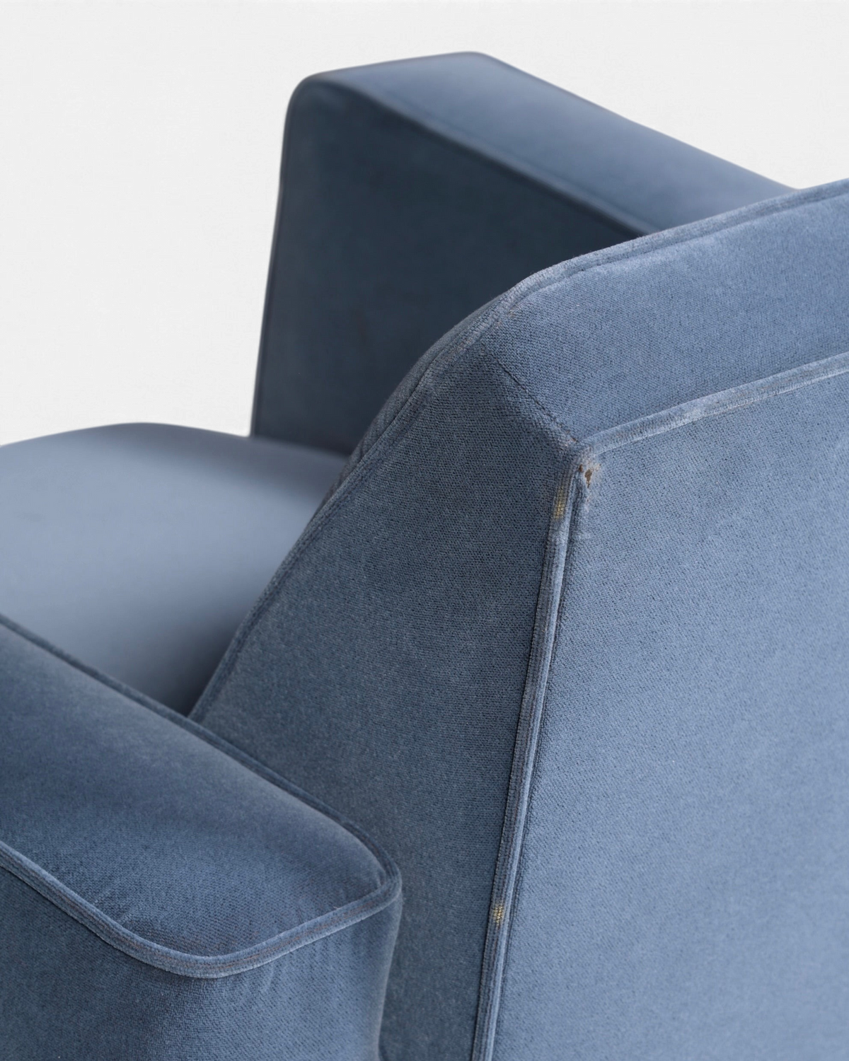 Hauptstadt Möblerei H873 Sessel in blauem Samt mit eleganter Nahtführung und moderner Polsterung