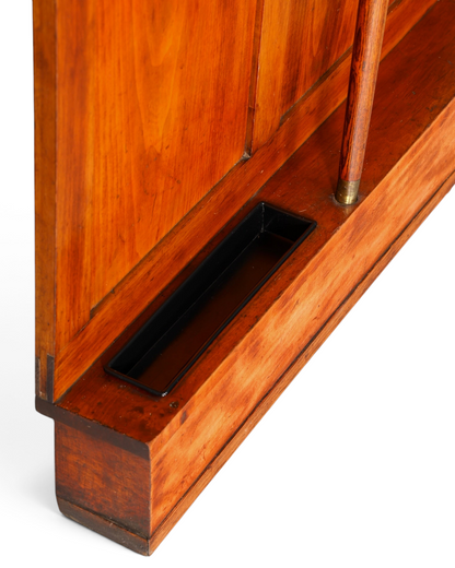 Hauptstadt Möblerei Schirmständer aus warmem Holz mit schwarzer Auffangschale und vertikalem Griff