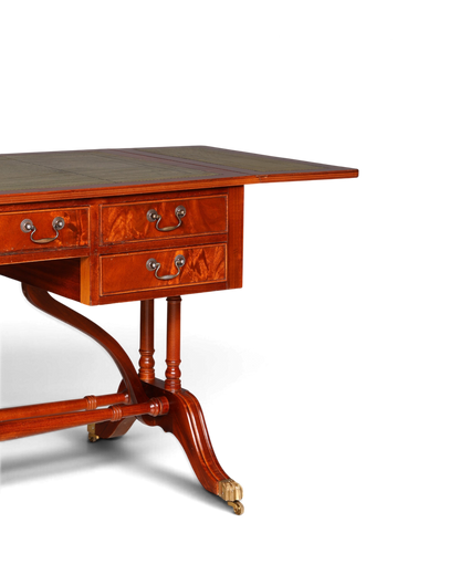 Hauptstadt Möblerei Regency tarzı maun ağacından, yeşil deri kaplamalı, pirinç kulplu ve tekerlekli antika çalışma masası