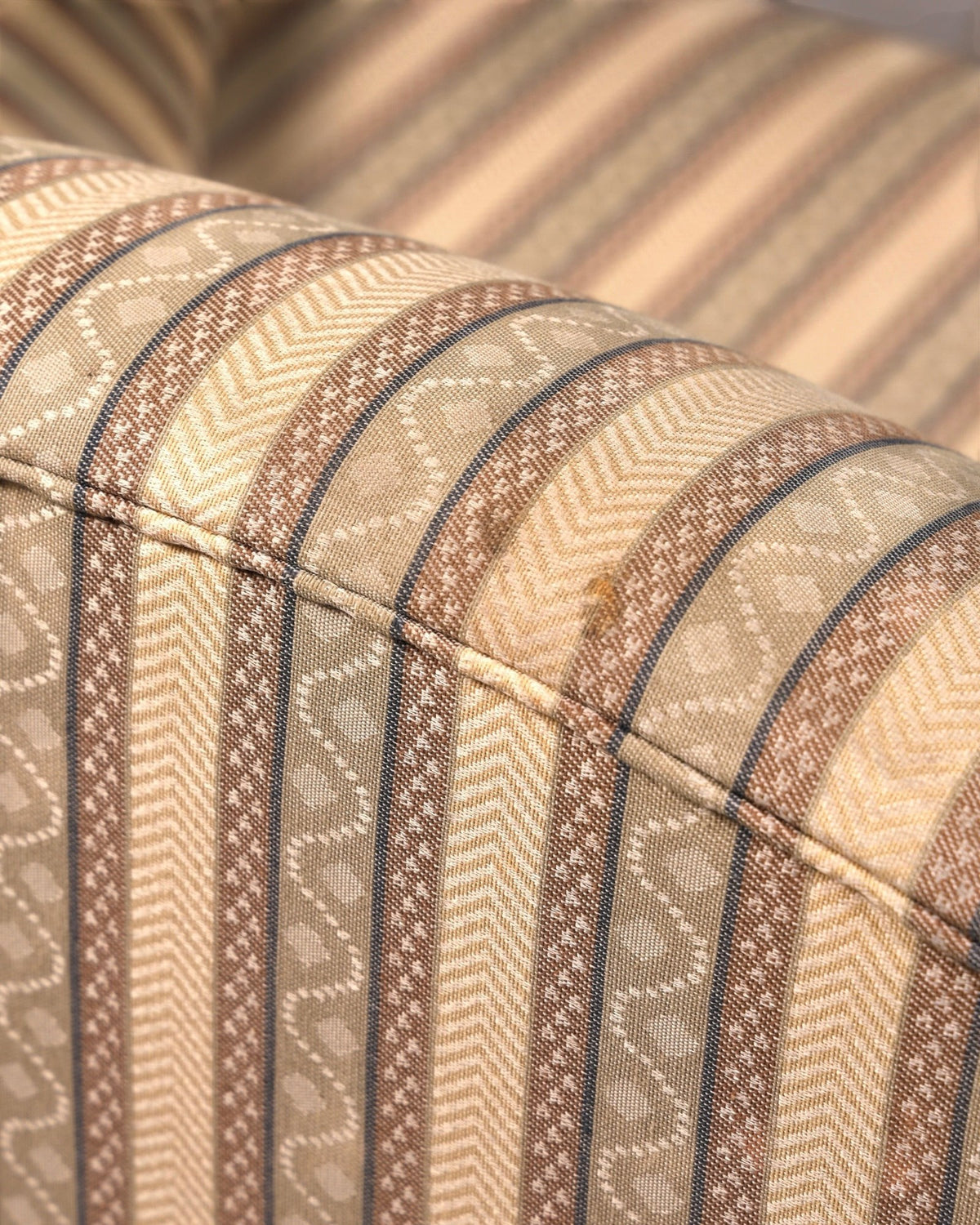Hauptstadt Möblerei Sessel mit beigem und braunem Streifenmuster und Fischgrät-Detail am Polster