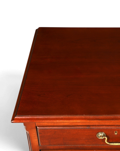 Hauptstadt Möblerei H868 Finish Oberfläche aus dunkelbraunem Holz mit klassischem Messinggriff an der Schublade