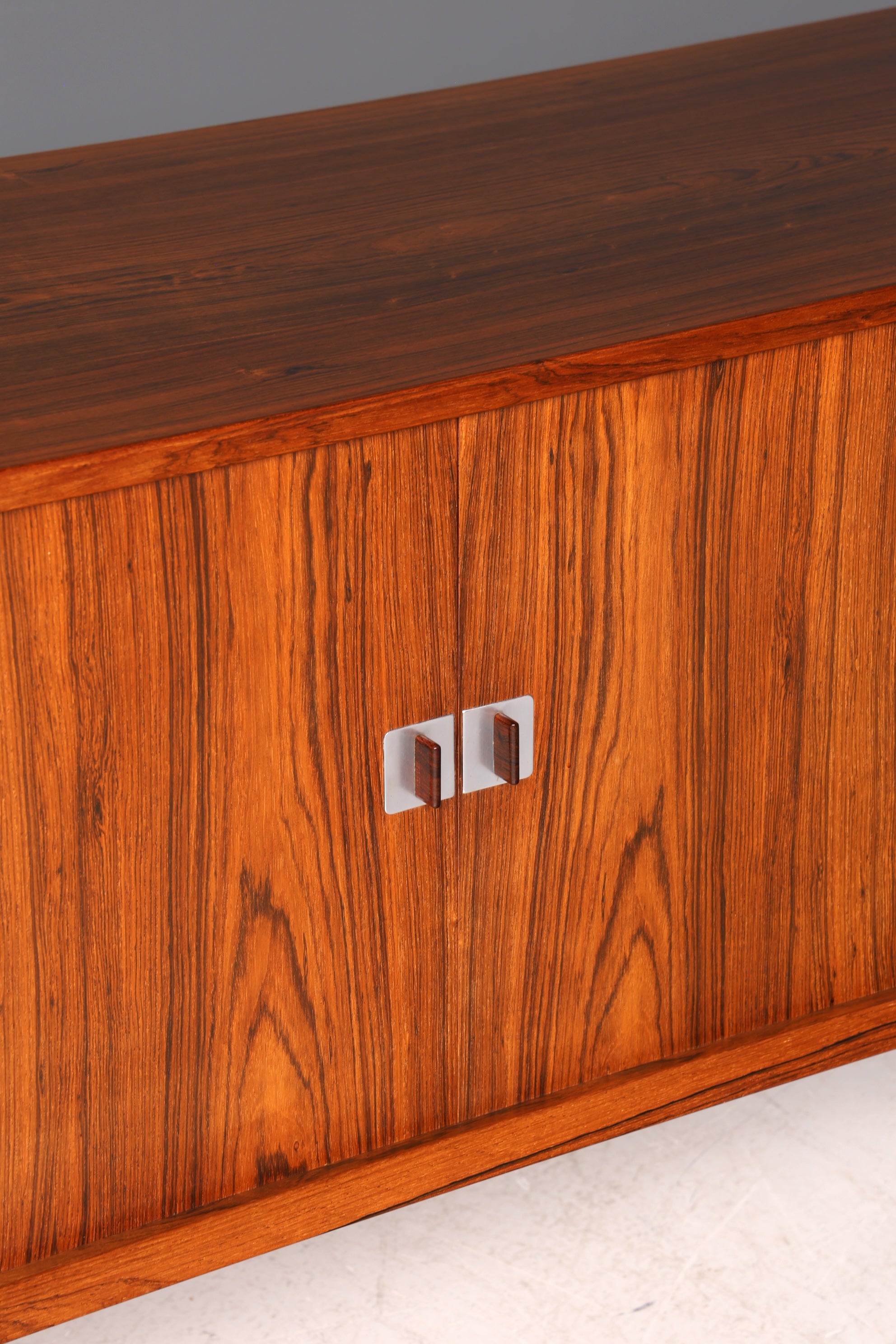 Beeindruckendes Original Hans J. Wegner für RY Møbler Modell RY 25 Sideboard Palisander Holz TV Kommode Vintage Schiebetür Schrank 2 von 2