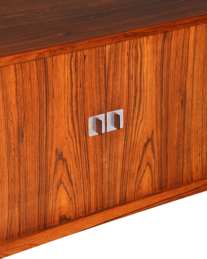 Beeindruckendes Original Hans J. Wegner für RY Møbler Modell RY 25 Sideboard Palisander Holz TV Kommode Vintage Schiebetür Schrank 2 von 2