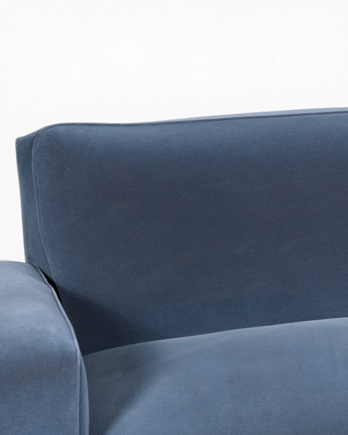 Hauptstadt Möblerei Sofa H872 in dunkelblauem Samtstoff mit eleganter Kantenverarbeitung