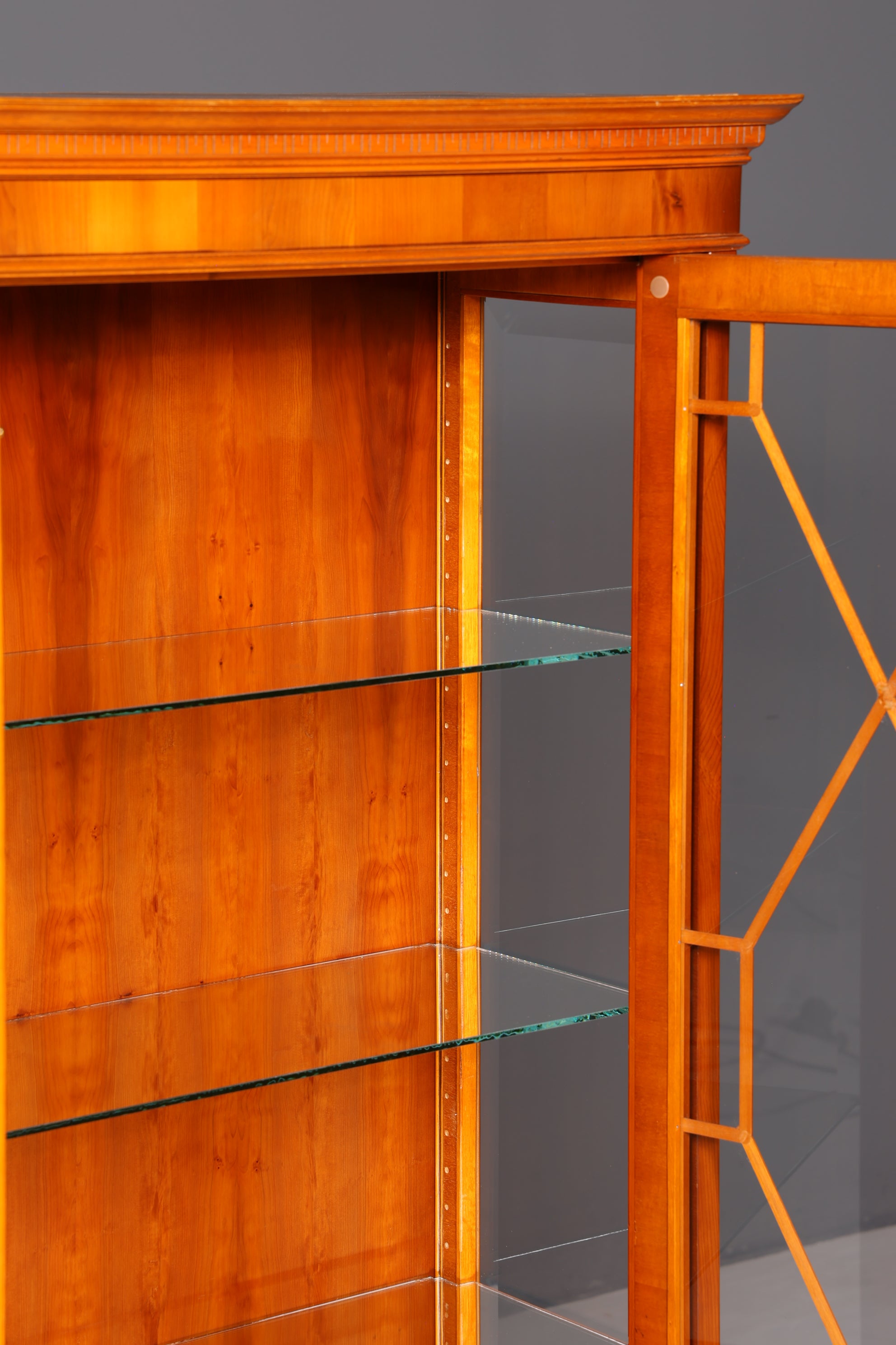 Wunderschöne Original Heldense Vitrine Englische Eibe Bücherschrank Antik Stil Glasvitrine Buffet Bibliothek