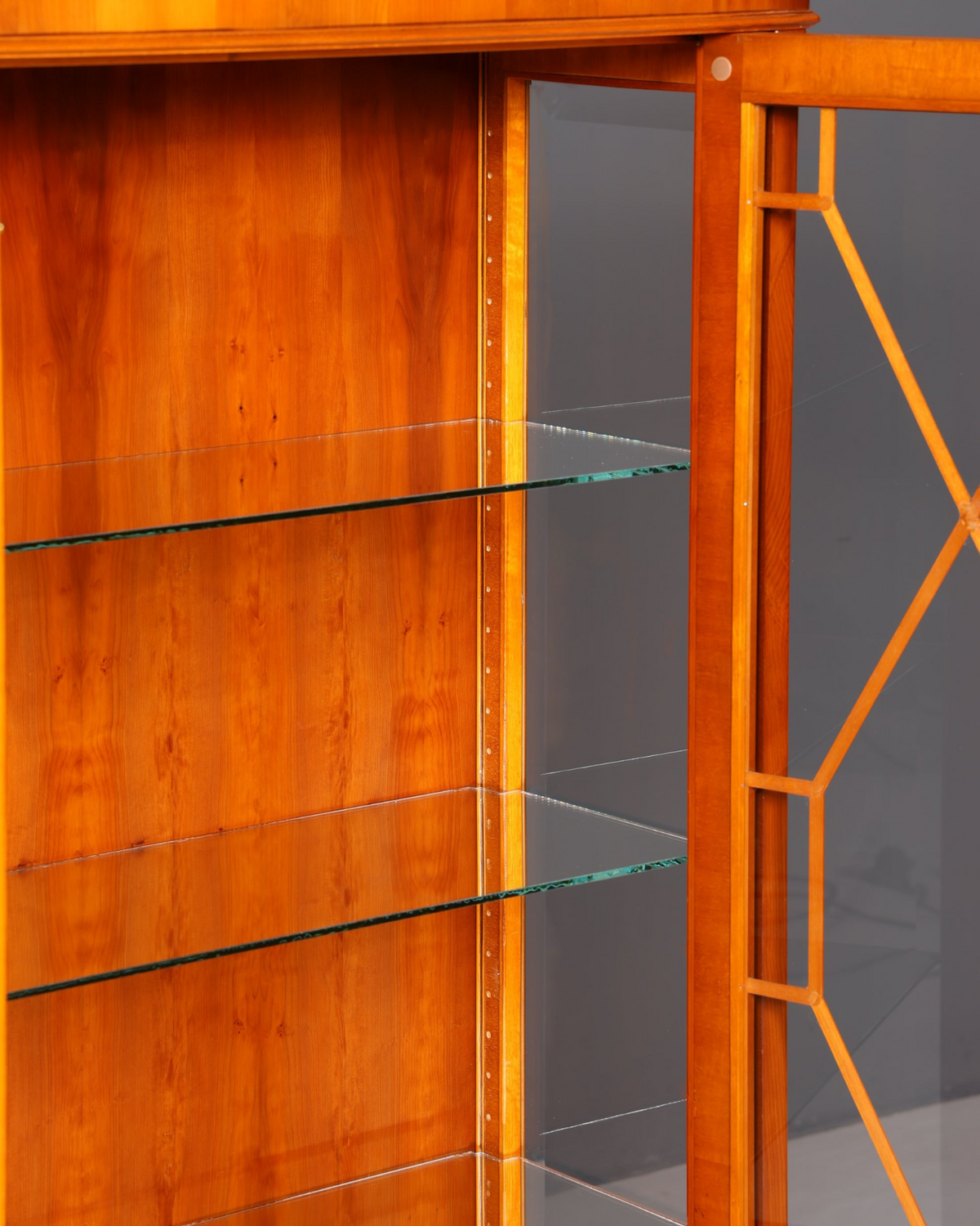 Hauptstadt Möblerei Heldense Vitrine aus englischer Eibe mit Glasböden und eleganter Holzmaserung im Antik-Stil