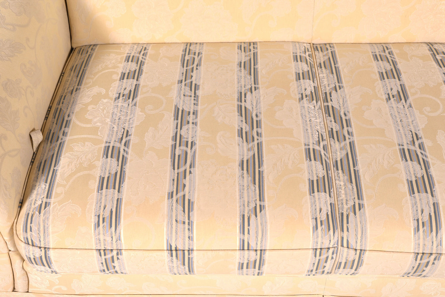 Wunderschönes Landhaus Sofa mit Hocker Englischer Stil Creme 2-Sitzer Couch Stoff Polstersofa Landhausstil Zweisitzer