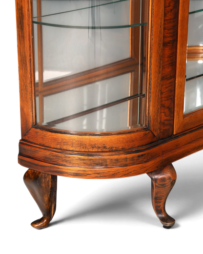Hauptstadt Möblerei Vitrine aus dunklem Holz mit geschwungenen Beinen und Glasfront im klassischen Design