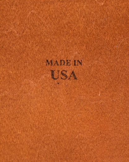 Hauptstadt Möblerei H926 Finish Oberfläche mit Made in USA Stempel auf braunem Holz