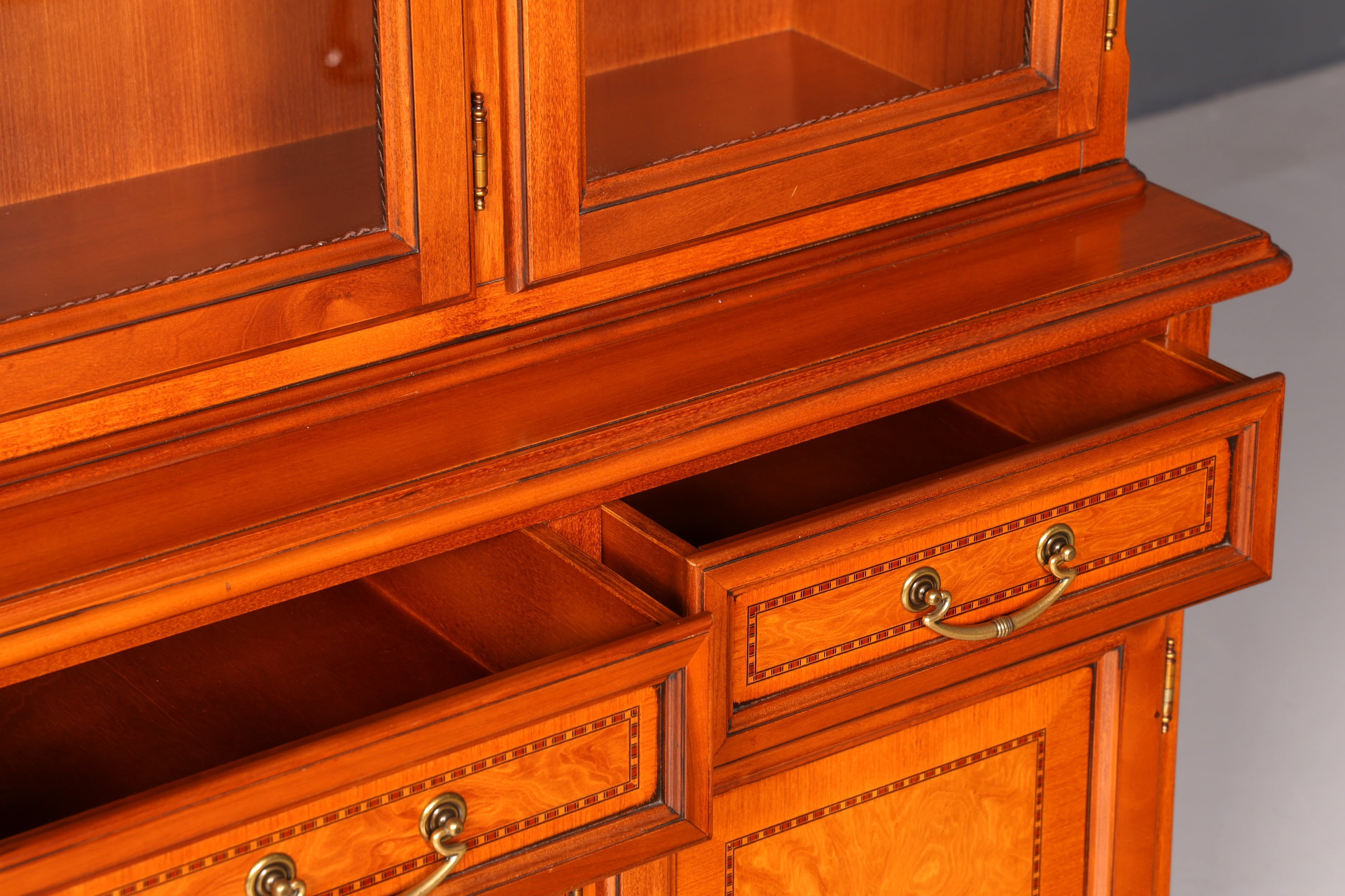 Traumhafte Original Selva Vitrine Epoca Antik Stil Buffet Schrank Bibliothek Kirschholz Glasvitrine