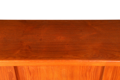 Hauptstadt Möblerei Bramin highboard yüzeyi, zengin dokulu ve sıcak tonlu vintage teak ahşap detayları