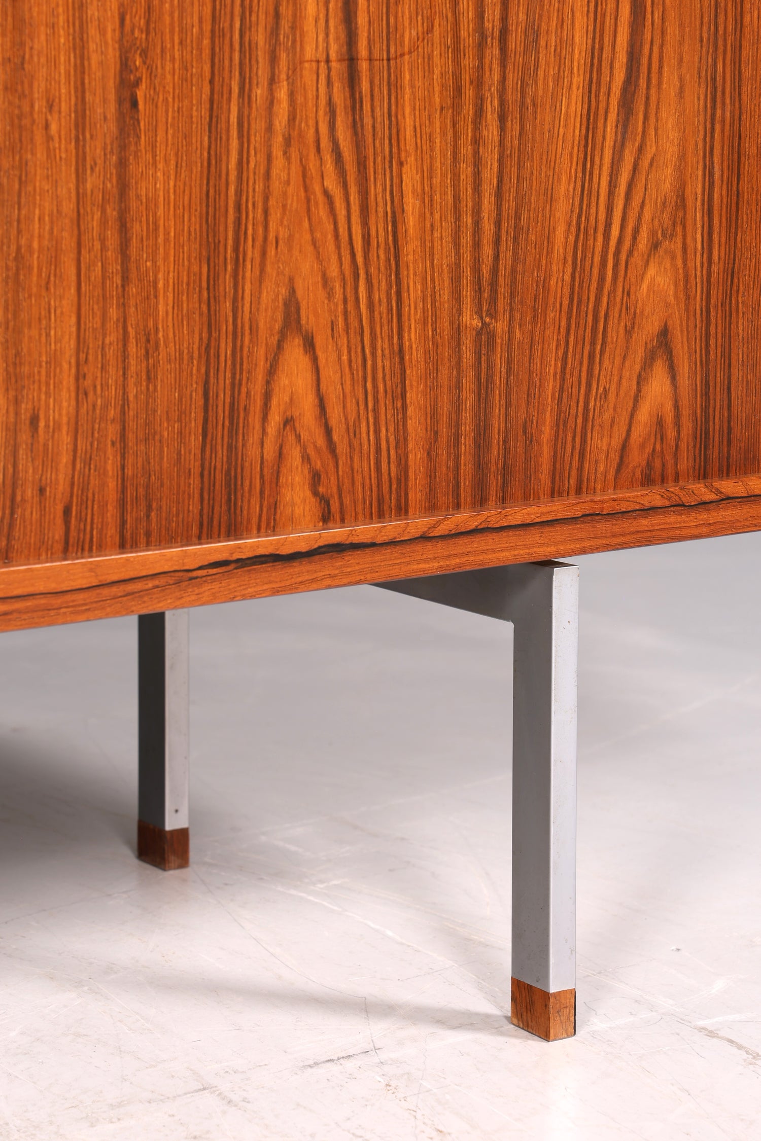 Beeindruckendes Original Hans J. Wegner für RY Møbler Modell RY 25 Sideboard Palisander Holz TV Kommode Vintage Schiebetür Schrank 2 von 2