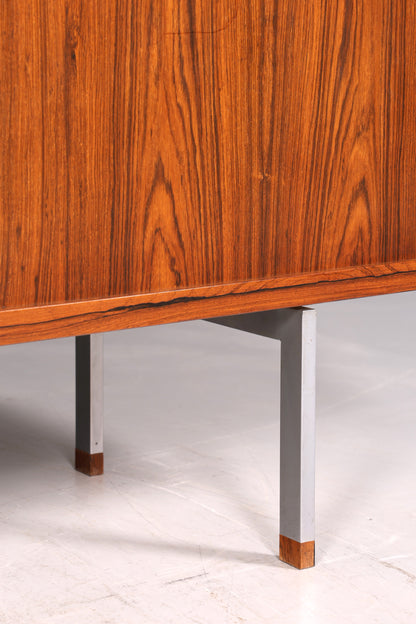 Beeindruckendes Original Hans J. Wegner für RY Møbler Modell RY 25 Sideboard Palisander Holz TV Kommode Vintage Schiebetür Schrank 2 von 2
