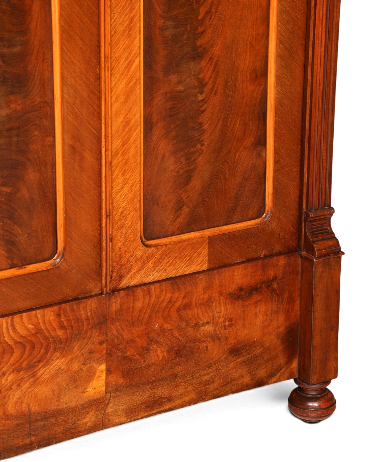 Hauptstadt Möblerei Gründerzeit Kleiderschrank aus massivem Holz mit detailreicher Maserung und antikem Design