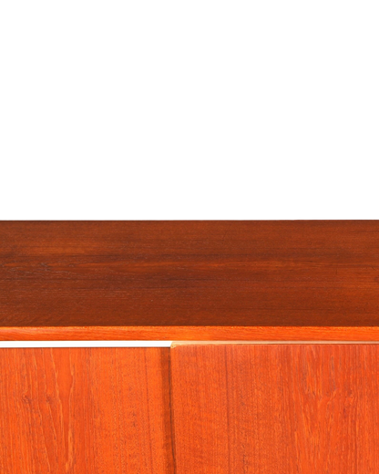 Hauptstadt Möblerei Mid Century Highboard aus hochwertigem Teakholz mit lebhafter Maserung im dänischen Design