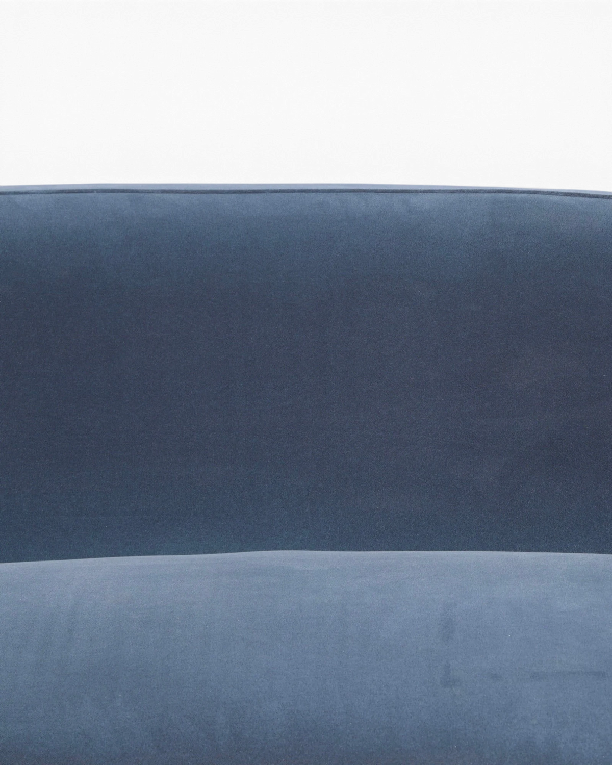 Hauptstadt Möblerei H872 Sofa in blauem Samt mit glatter Textur und eleganter Polsterung