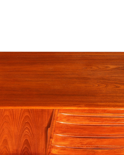Hauptstadt Möblerei Dyrlund Sideboard aus hochwertigem Teakholz mit lebhafter Maserung im Mid-Century-Design