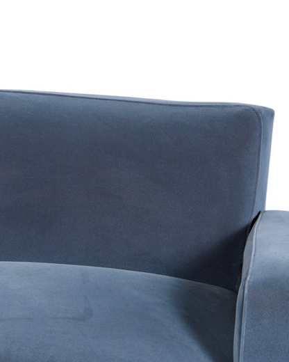 Hauptstadt Möblerei Sofa in blauem Samt mit H872 Finish und eleganter Kantenverarbeitung