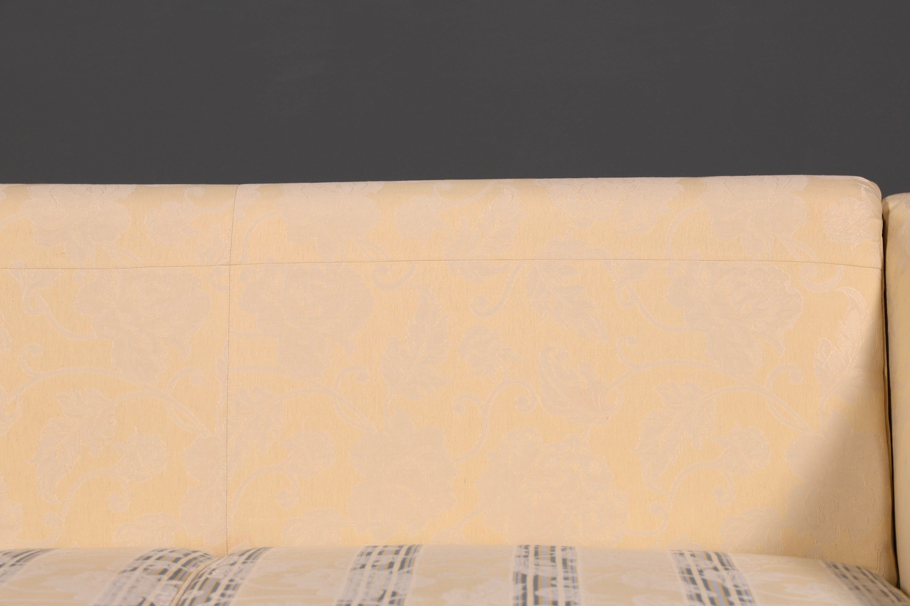 Wunderschönes Landhaus Sofa mit Hocker Englischer Stil Creme 2-Sitzer Couch Stoff Polstersofa Landhausstil Zweisitzer