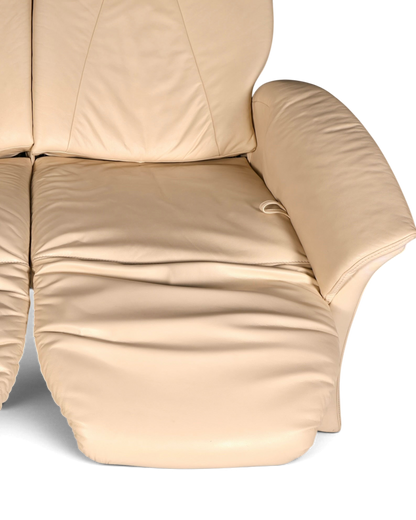 Hauptstadt Möblerei H851 Ledersofa in Creme mit ausklappbarer Fußstütze und komfortabler Polsterung