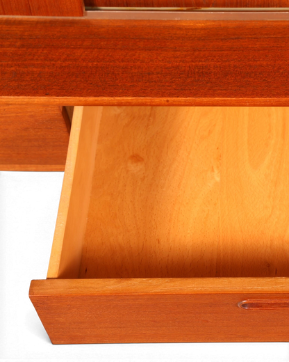Hauptstadt Möblerei Mid Century Highboard aus Teakholz mit ausgezogener Schublade und sichtbarer Holzmaserung