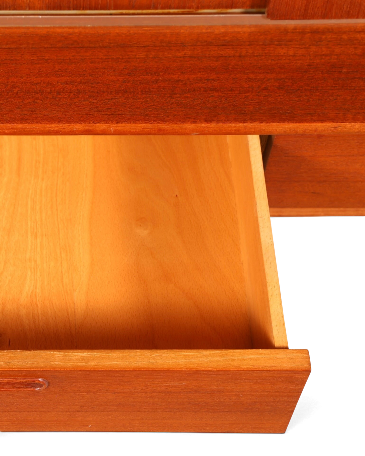 Hauptstadt Möblerei Mid Century Highboard aus Teak mit einer ausgezogenen Schublade und heller Holzmaserung im Inneren