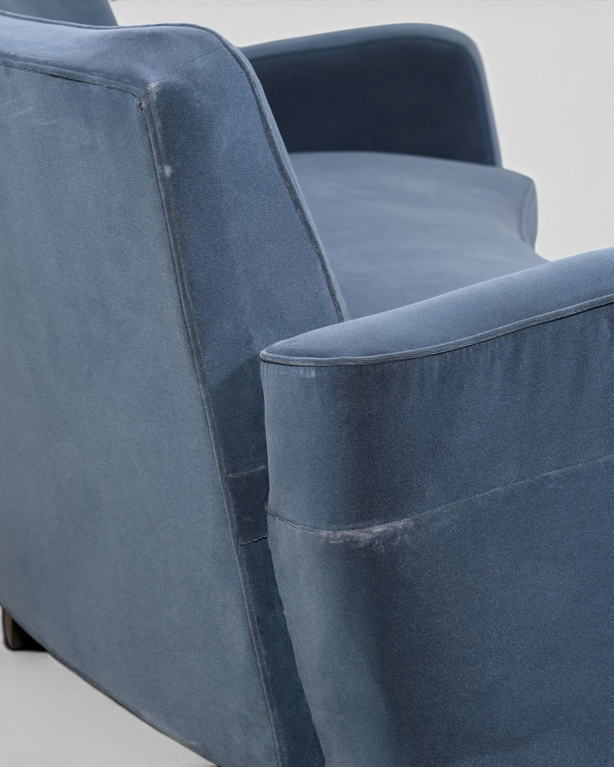 Hauptstadt Möblerei H872 Sessel in blauem Samt mit geschwungenem Design und eleganter Polsterung