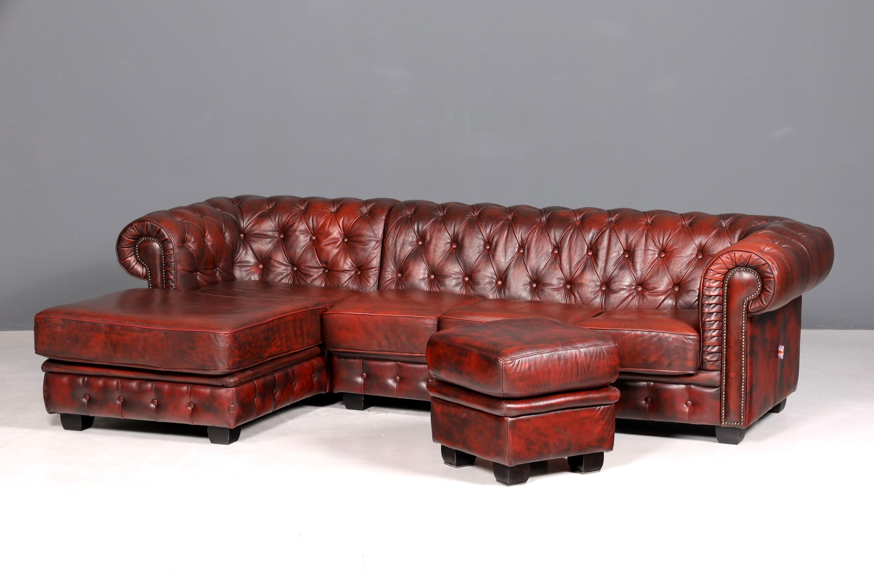 Wunderschönes seltenes Original Chesterfield Sofa mit Hocker 4- Sitzer echt Leder Oxblood Couch Englisch Eckcouch