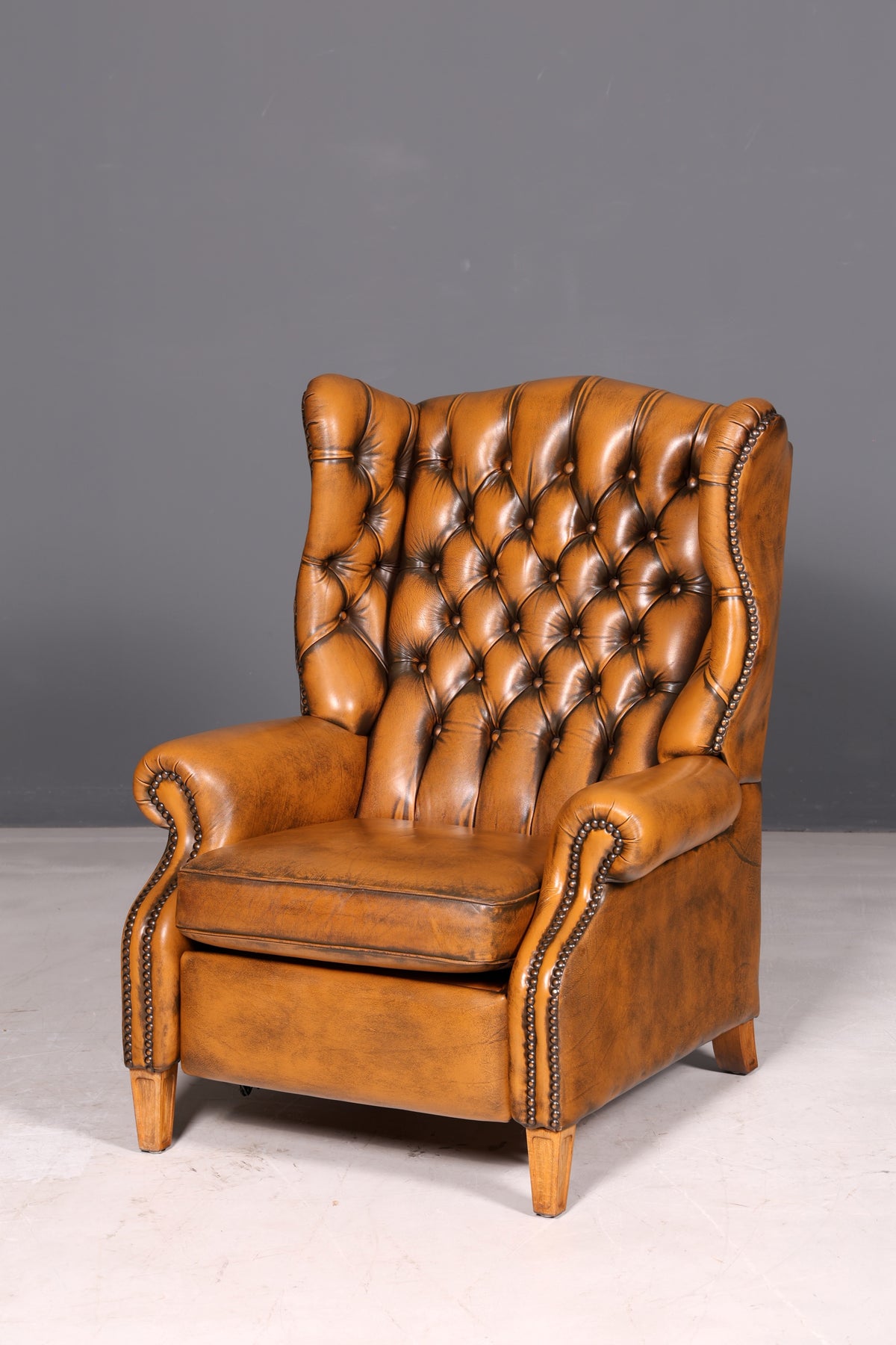 Prachtige originele Chesterfield-oorfauteuil van echt Engels leer, herenfauteuil, relaxfauteuil met ligfunctie, vintage