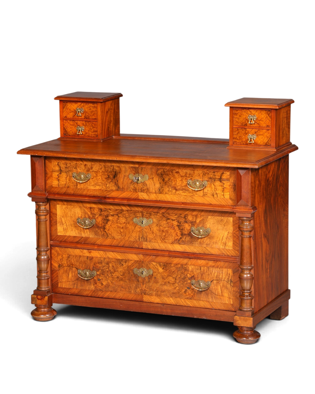 Hauptstadt Möblerei Gründerzeit Kommode aus Nussbaum im Louis Philippe Stil mit Schubladen und Aufsätzen um 1880