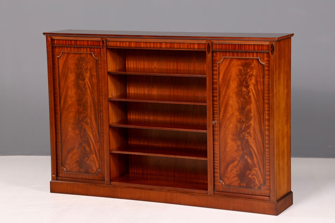 Prachtige boekenkast in Engelse stijl van mahoniehout, boekenplank en boekenrek, antiek vintage ontwerp