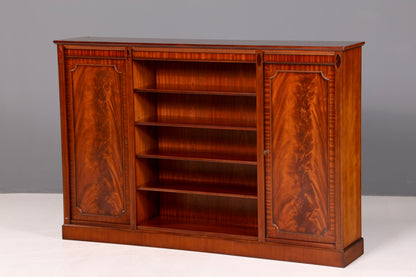 Prachtige boekenkast in Engelse stijl van mahoniehout, boekenplank en boekenrek, antiek vintage ontwerp