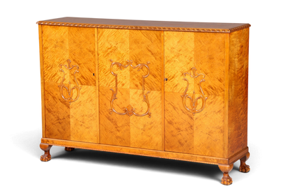 Hauptstadt Möblerei Art Deco Sideboard aus Massivholz mit aufwendigen Schnitzereien und warmer Maserung um 1930