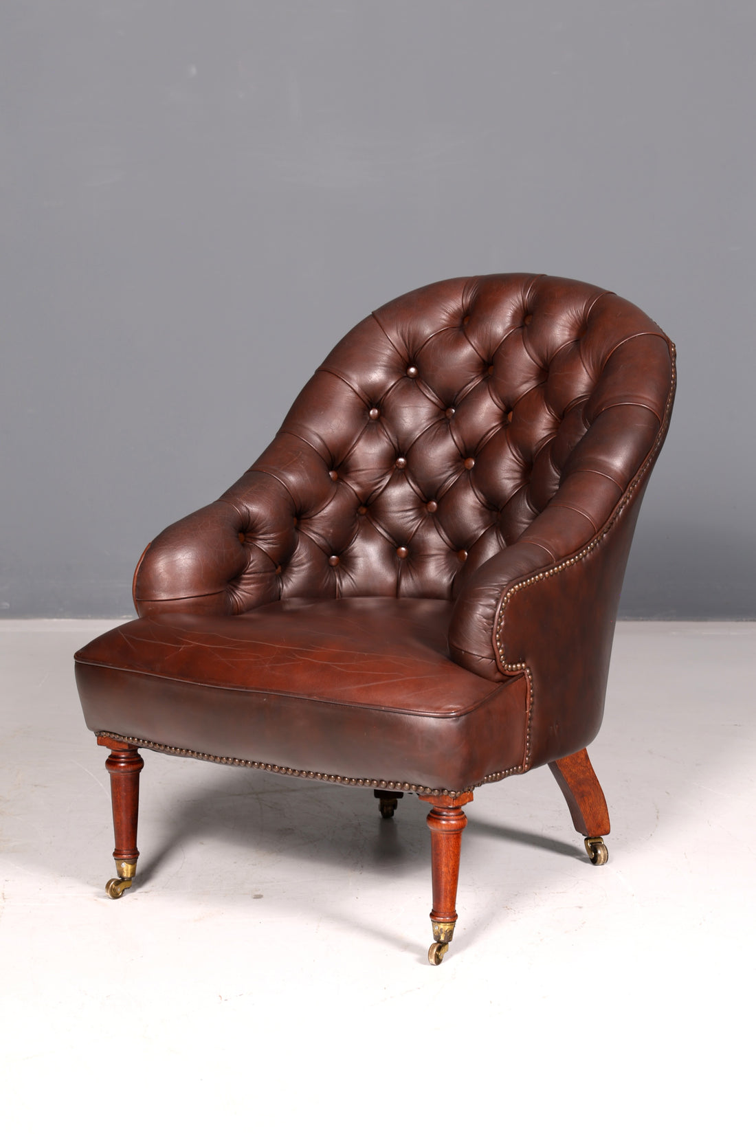 Prachtige bruine Chesterfield-leren fauteuil van echt leer, Engelse clubfauteuil, fauteuil met knoopcapitons, secretaire, stoel, antiek, vintage