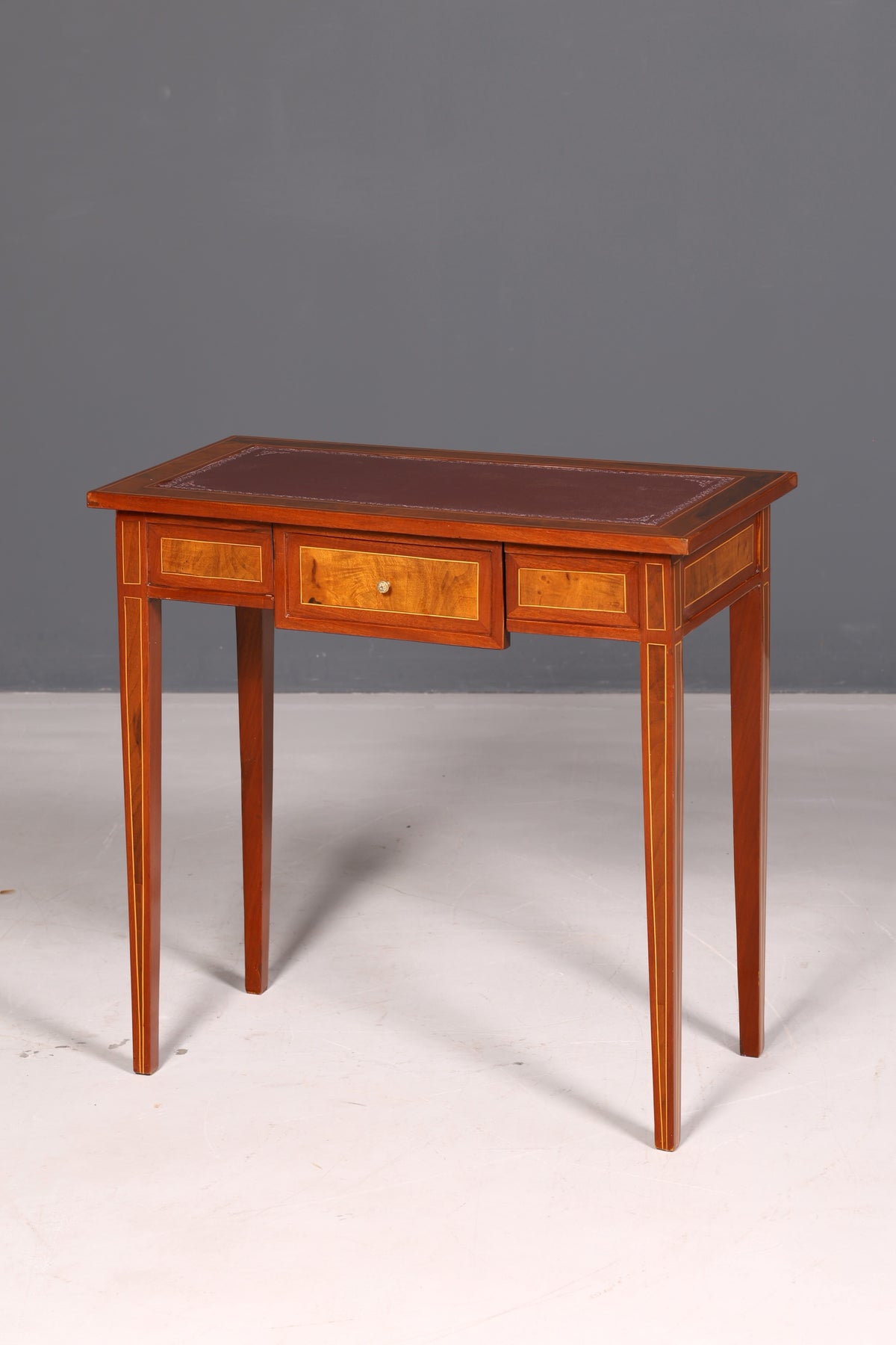 Prachtige verfijnde schrijftafel in antieke Franse stijl, echt houten bureau, kantoortafel