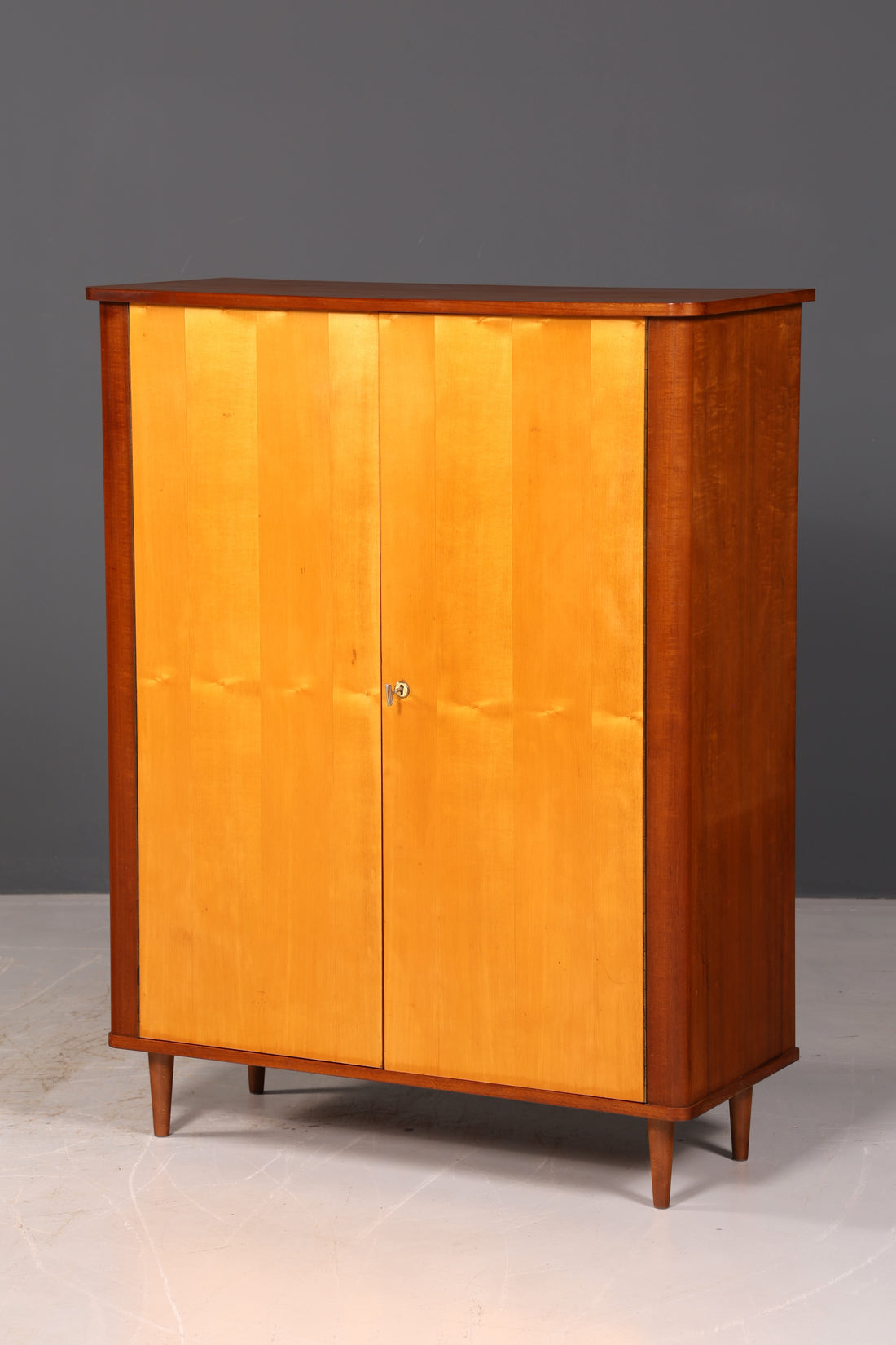 Prachtige mid-century kast uit de jaren 60, waskast, archiefkast, commode, vertiko, highboard, vintage