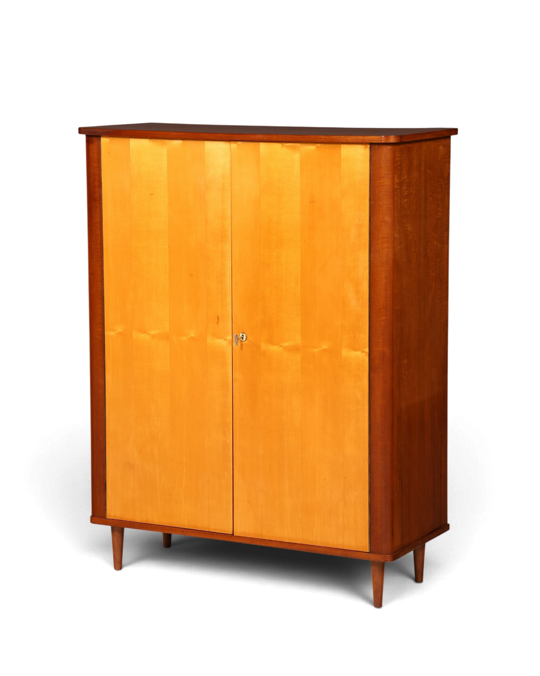 Hauptstadt Möblerei Mid Century Schrank aus den 60er Jahren in hellem Echtholz mit zwei Türen und konischen Beinen