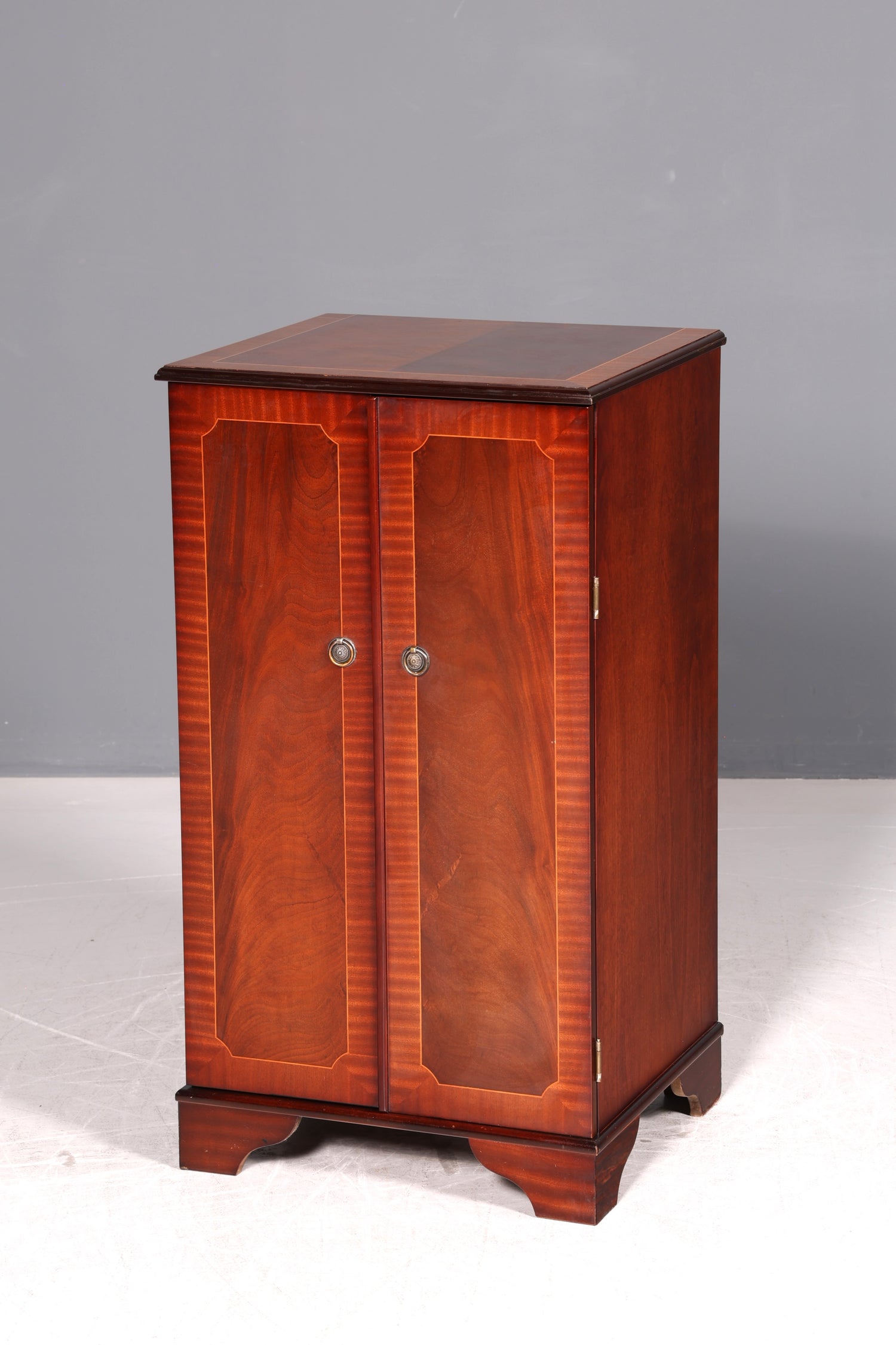 Edler Englischer HiFi-Schrank Sheldon Mahagoni Musikschrank Plattenschrank Phonoschrank 60s Vintage
