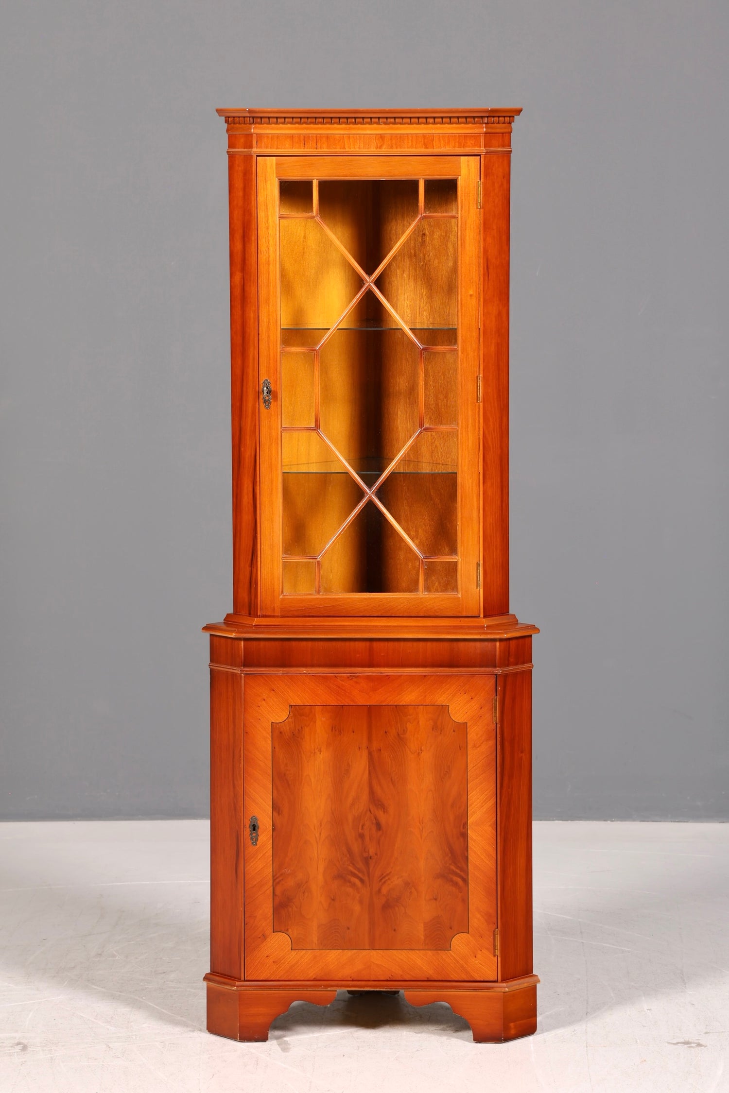 Wunderschöne Englische Eckvitrine 60er Eibe Schrank Eckschrank Glasvitrine Vitrine Vintage