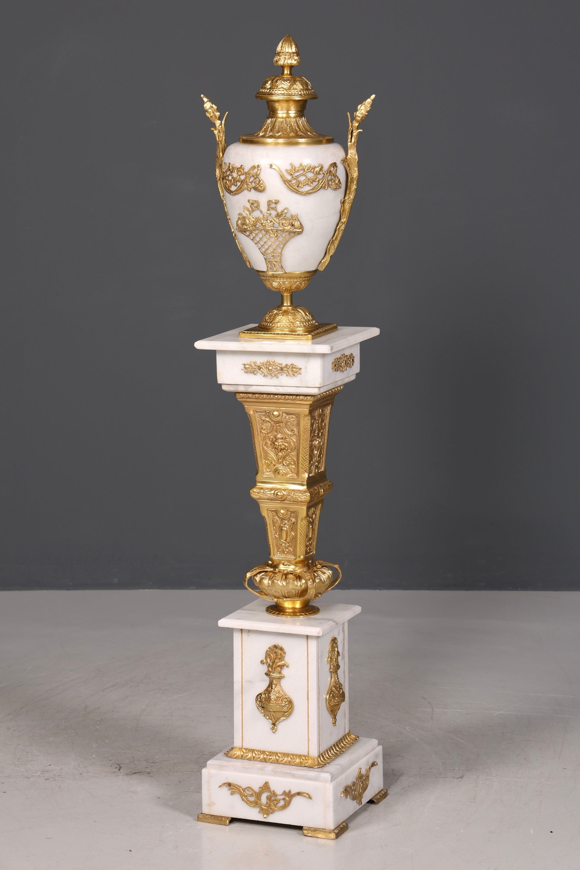 Wunderschöne Barock Stil Säule mit Vase Louis XV Marmor Blumensäule weißer Naturstein Sockel Ablage