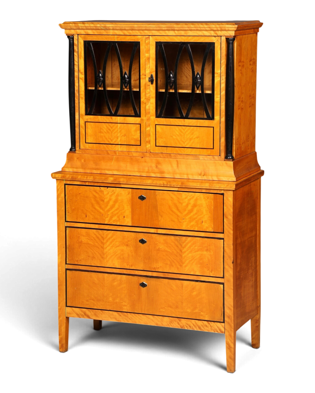 Hauptstadt Möblerei H845 Vitrinenschrank aus hellem Holz mit schwarzen Akzenten und eleganten Glaseinsätzen