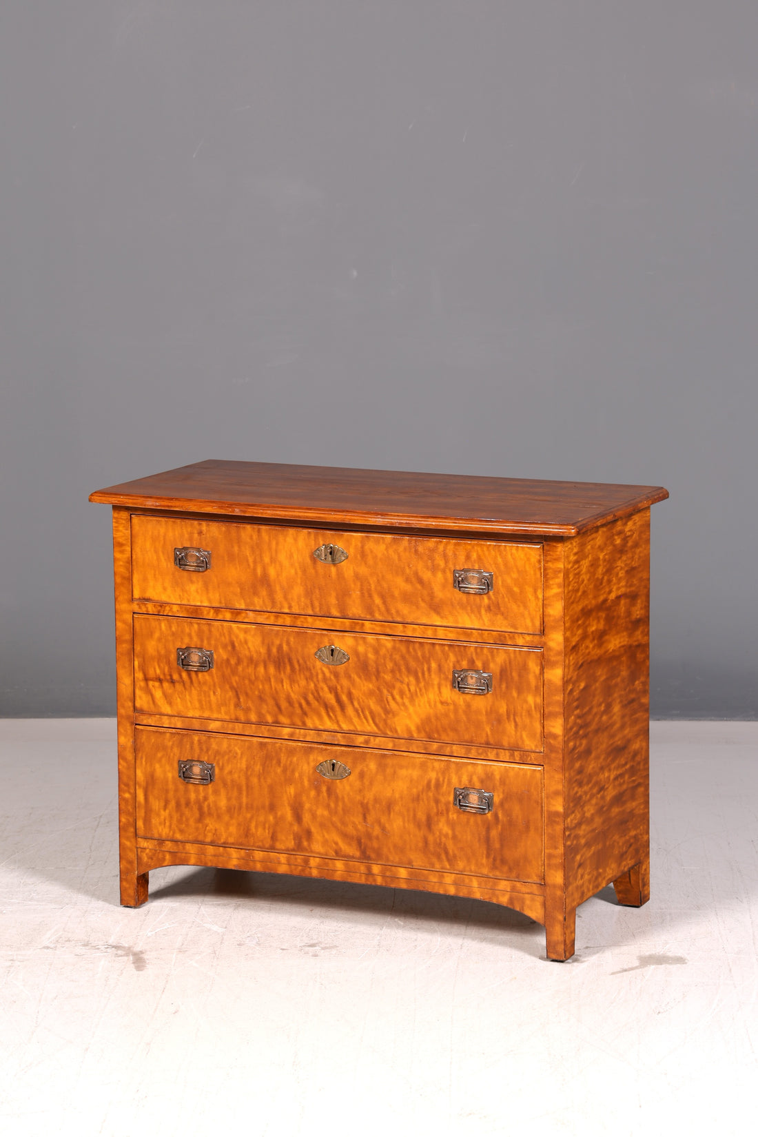 Prachtige ladekast in antieke stijl, van echt hout, in jugendstil, met messing beslag, vintage.